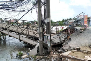 Cần Thơ: Đường tỉnh 918 bị chia cắt vì cầu Rạch Cam sạt bờ