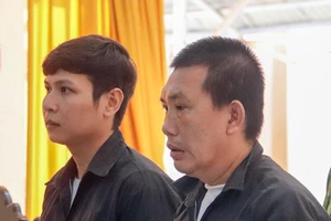 Phạt tiền 2 bị cáo vận chuyển tiền trái phép qua biên giới