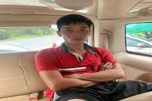 Hát karaoke bằng loa kẹo kéo, bị hàng xóm mang súng qua bắn 