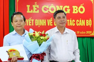 Giám đốc Sở Nội vụ Hậu Giang nhận quyết định hưu trước tuổi