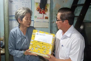 Chủ tịch Cần Thơ thăm gia đình nạn nhân tử vong ở hồ Búng Xáng