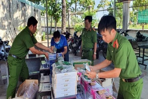 Bị chặn bắt, ba người chở hàng lậu nhảy xuống biển tẩu thoát