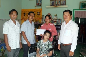 Trao tiền hỗ trợ cho gia đình cháu nội vua Thành Thái