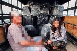 Bắt giữ nhóm người vận chuyển 14.000 gói thuốc lá lậu