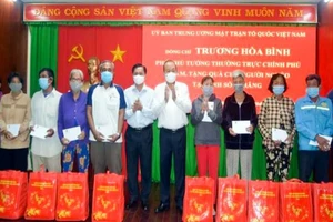 Ông Trương Hòa Bình tặng quà Tết cho bà con nghèo ở Sóc Trăng