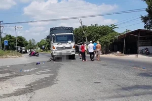 Nhiều hộ dân lấn chiếm hành lang trên tuyến Nam Sông Hậu