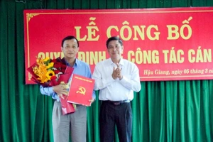 Chủ tịch tỉnh Hậu Giang trao Quyết định bổ nhiệm ông Lê Công Khanh (bìa trái) giữ chức Giám đốc Sở VH-TT&DL. Ảnh: BT