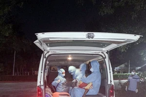 Lực lượng y tế đưa năm người đi cách ly theo quy định. Ảnh: BV