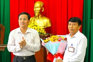 Ông Trịnh Hoàng Ba (bìa phải) được điều động, bổ nhiệm giữ chức Phó Chủ nhiệm UBKT Tỉnh ủy Hậu Giang. Ảnh: BT