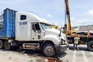 Tạm giữ tài xế điều khiển xe đầu kéo bỏ chạy rồi gây tai nạn 