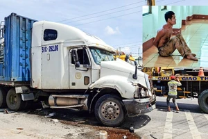 Lấy xe đầu kéo chắn quốc lộ để bắt 'xe điên' ở Sóc Trăng