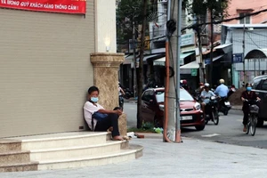 Người bán vé số dạo và lệnh tạm dừng phát hành vé số