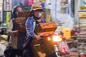 Người dân Hậu Giang ùn ùn đi mua hàng trước lệnh giãn cách