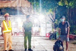 1 người đàn ông đi bộ 4 ngày từ Bình Phước đến Sóc Trăng được hỗ trợ về quê