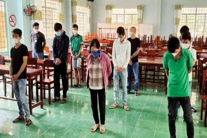 11 người bị phạt hơn 160 triệu đồng vì tụ tập chơi bài lúc giãn cách