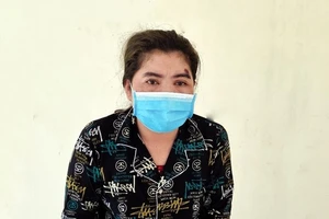 Tạm giữ 1 phụ nữ cắn công an khi bị phát hiện vi phạm