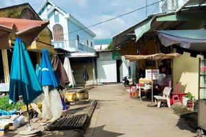 Nhiều người ở Sóc Trăng dự đám tang có người mắc COVID-19