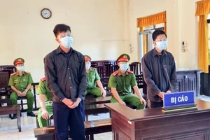 Nhậu xong, 2 thanh niên rủ nhau đi thông chốt, đánh công an