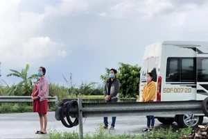 Đeo khăn tang giả để 'thông chốt' kiểm dịch COVID-19