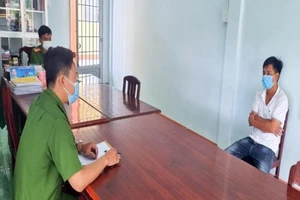 Thông chốt bất thành, 1 kế toán trường học đấm công an ở trụ sở