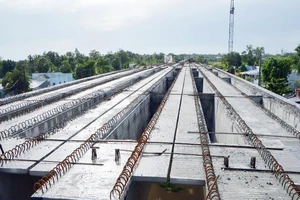 Sóc Trăng hợp long công trình vượt sông cuối cùng của tuyến đường ngàn tỉ