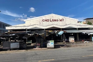 Người dân vùng xanh ở Hậu Giang được đi lại, mua bán... 