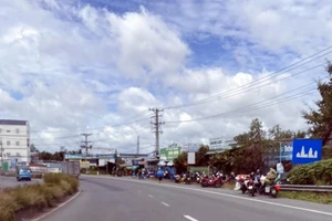 Nhiều người Bạc Liêu tự về quê bị chặn ở cửa ngõ tỉnh Hậu Giang