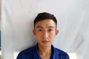 Chạy xe ‘3 không’ bị chặn còn tính đánh công an