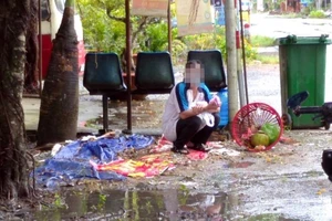 Không qua được chốt, người đàn ông lội kênh tìm đường về quê