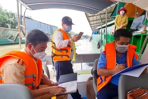 Người điều khiển phương tiện thủy gặp khó trong xét nghiệm COVID-19