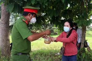 Công an quận Cái Răng tặng nước, nấu mì cho bà con trên đường về quê