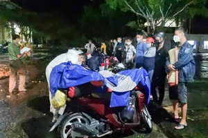 Công an Kiên Giang trắng đêm hỗ trợ người dân tự phát về quê