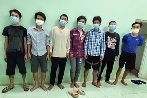 Nhậu xong, 7 người ra chốt phong tỏa ‘kiếm chuyện’ với lực lượng trực