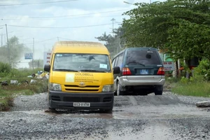 Đường vào khu công nghiệp xuống cấp nghiêm trọng, doanh nghiệp than trời