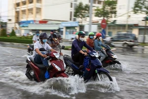 Nhiều tuyến đường nội ô Cần Thơ lênh láng nước do triều cường