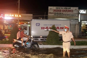 Hàng loạt xe chết máy vì triều cường gây ngập sâu ở Cần Thơ