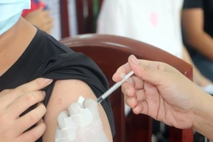 Người dân Hậu Giang muốn đi chợ phải tiêm đủ 2 mũi vaccine