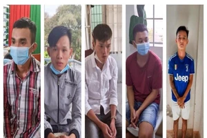 Bị chém lìa bàn tay trong quán nước