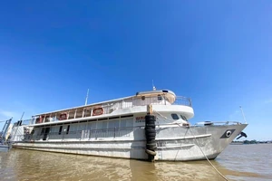 Tàu nhà hàng sắp hoạt động nhưng cơ quan quản lý luồng chưa biết?