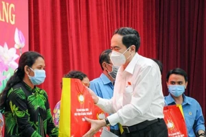 Ông Trần Thanh Mẫn thăm và tặng quà bà con nghèo ở Hậu Giang