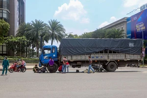 Xe tải va chạm với xe máy, 1 nữ sinh tử vong