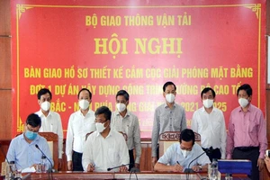 Bàn giao hồ sơ cắm cọc giải phóng mặt bằng cao tốc Cần Thơ – Cà Mau