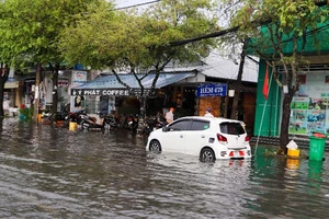 Nhiều đường ở Cần Thơ ngập nước sau cơn mưa trái mùa