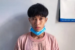 Giả làm người bán tôm để cướp tiền của thương lái