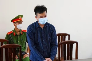 Tranh cãi tiền hỗ trợ COVID-19, em vác dao chém anh lún sọ