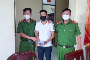 Tông xe, rạch mặt vợ do mâu thuẫn tình cảm