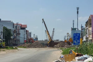Sẽ cắt hợp đồng nhà thầu nếu tiến độ cầu Trần Hoàng Na vẫn chậm