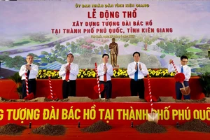Nguyên Thủ tướng Nguyễn Tấn Dũng dự lễ động thổ xây dựng tượng đài Bác Hồ tại Phú Quốc