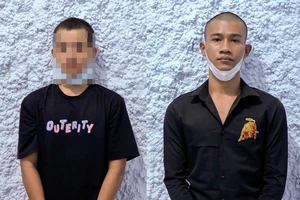 Xin chụp hình chung rồi giật luôn điện thoại của 2 bé gái