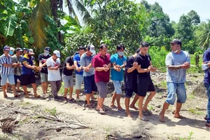 Bắt quả tang 27 người đánh bạc giữa vườn cây